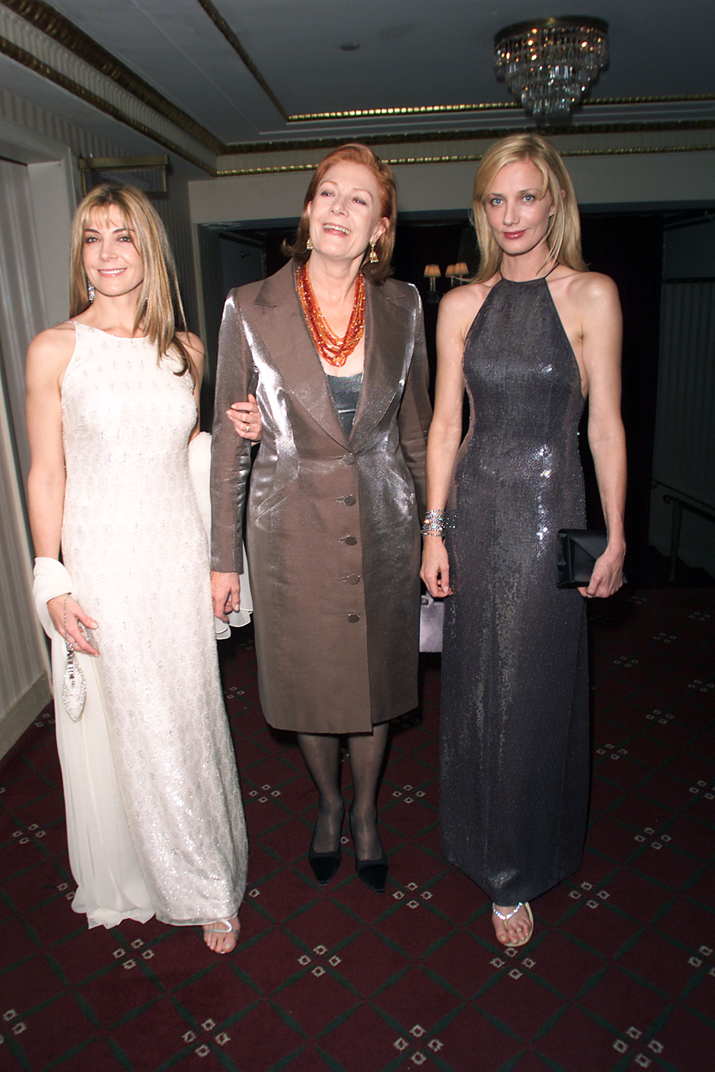 The actress with her daughters, Natasha Richardson and Joely Richardson, at the 10th Anniversary benefit for the Christopher Reeve Paralysis Association on November 14, 2000, in New York City | Source: Getty Images