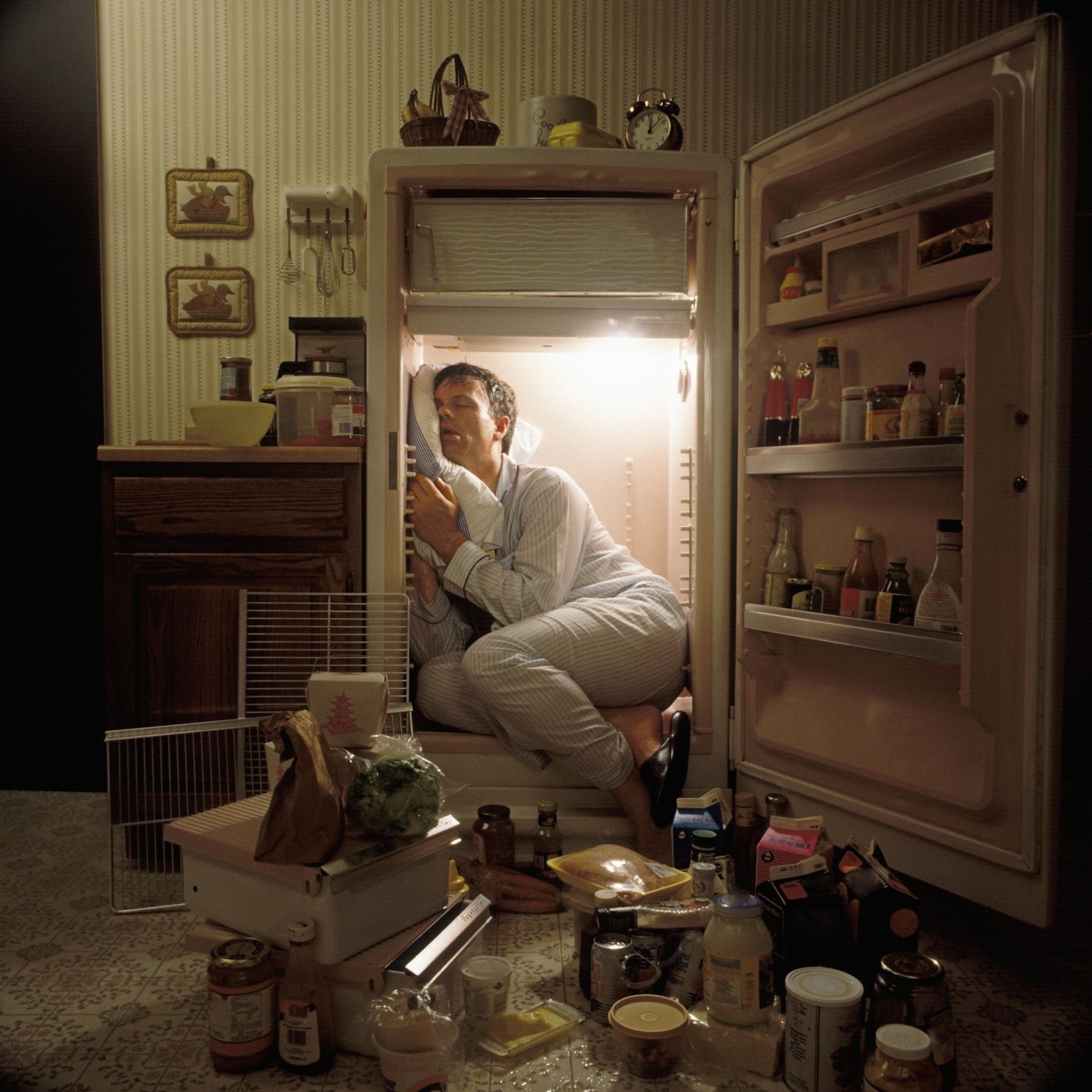 Mann schläft im Kühlschrank. I Quelle: Getty Images