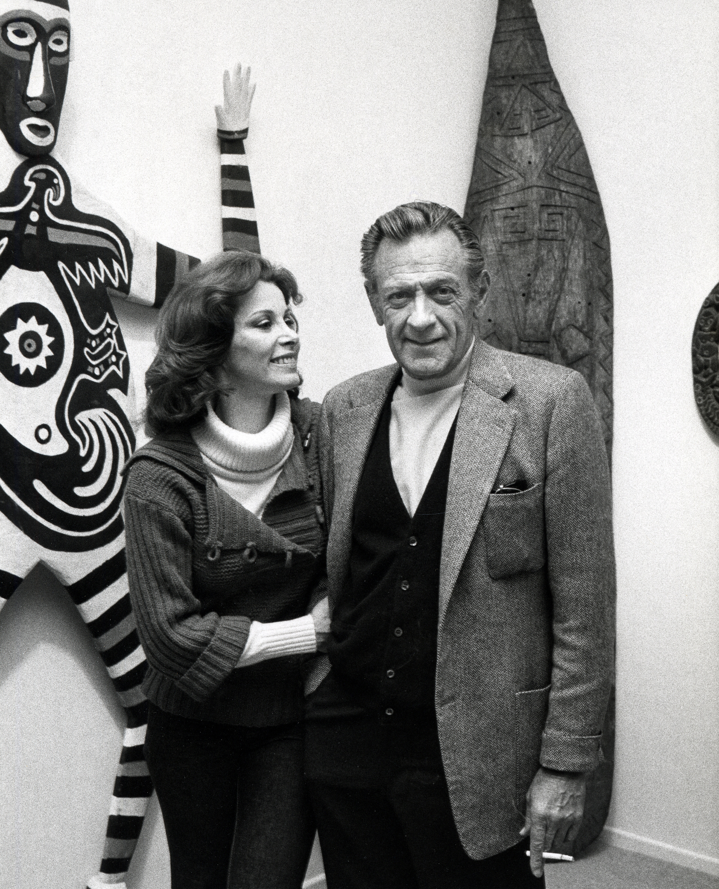 Stefanie Powers and William Holden at Bill Holden's African Art Auction on February 1, 1977 | Source: Getty Images