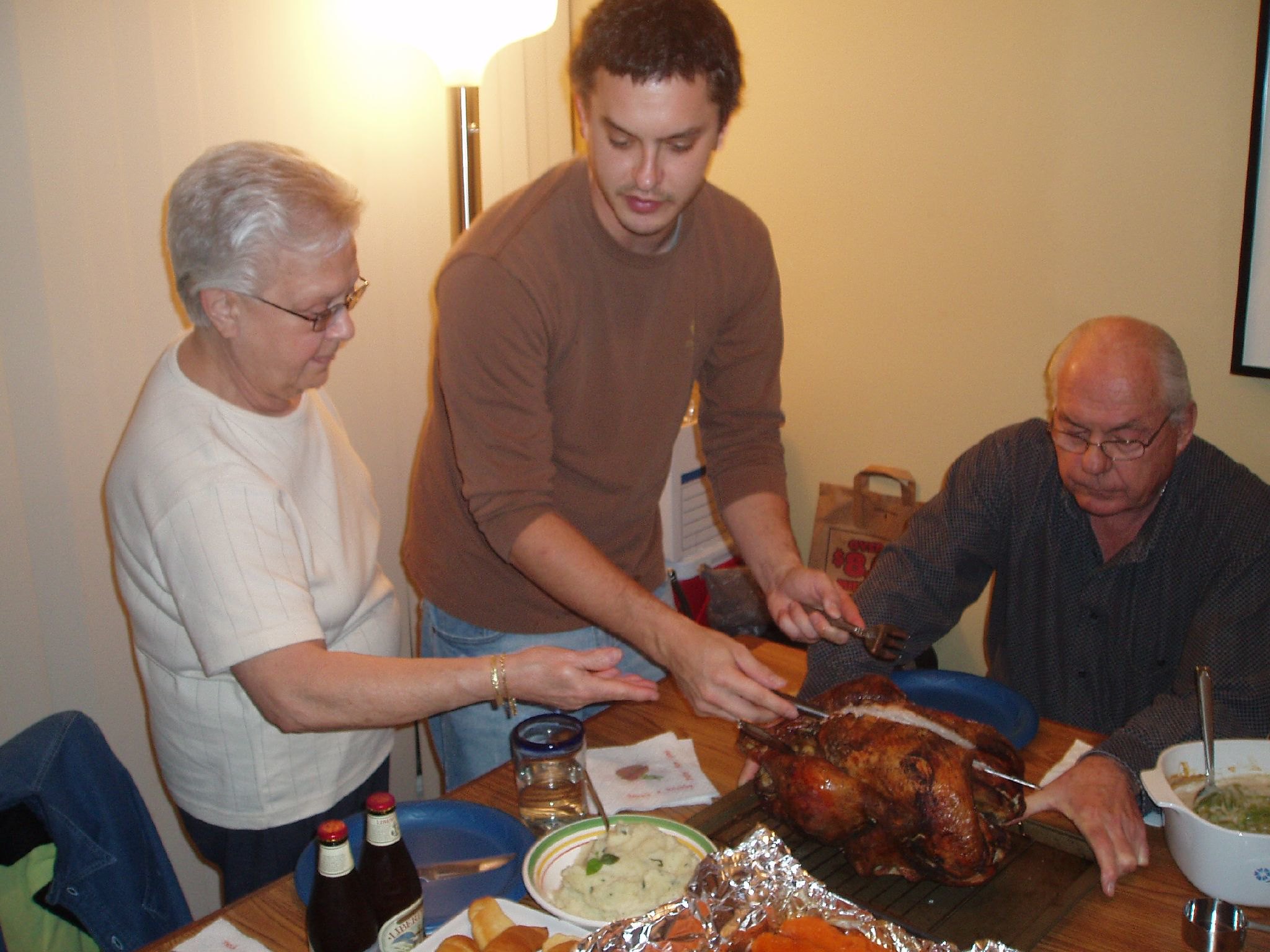 A family of three gathered for Thanksgiving dinner | Source: Flickr