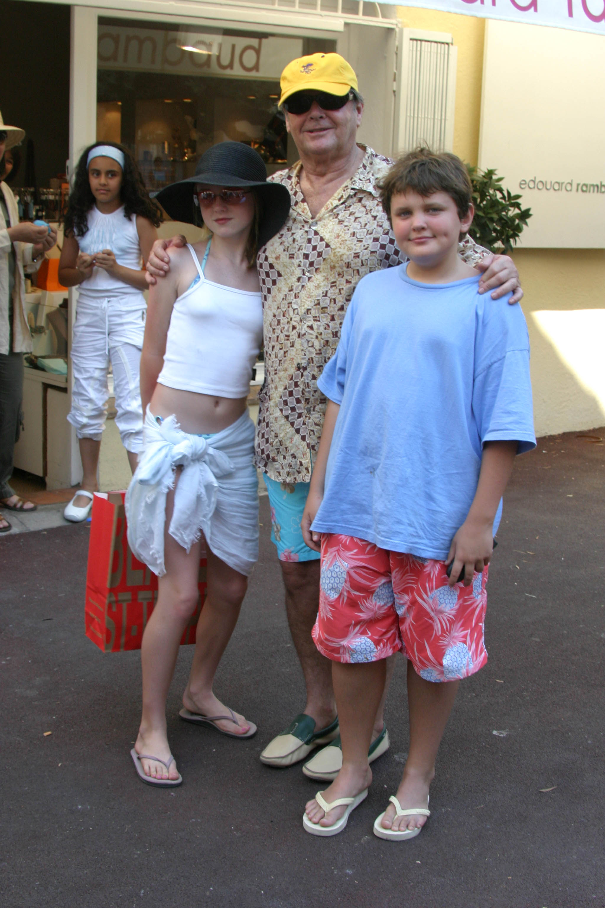 Jack Nicholson and his kids Lorraine and Raymond in France in 2003 | Source: Getty Images