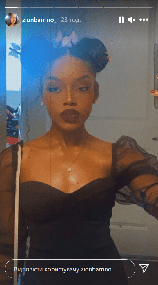 Fantasia Barrino's daughter, Zion Barrino in a mirror selfie showing off her hair puffs, nose piercing and red lips | Photo: Instagram/zionbarrino_