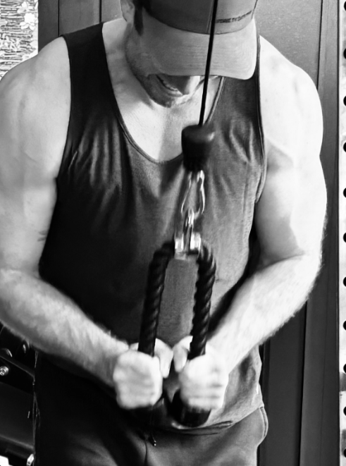 Liam Hemsworth as seen in a picture posted on November 21, 2025 | Source: Instagram/simonwatersonperformance