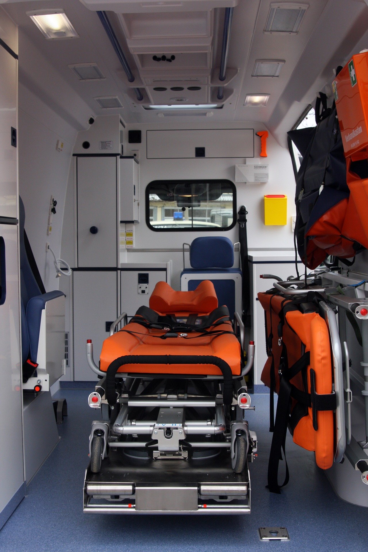 L'intérieur d'une ambulance. | Photo : Pixabay