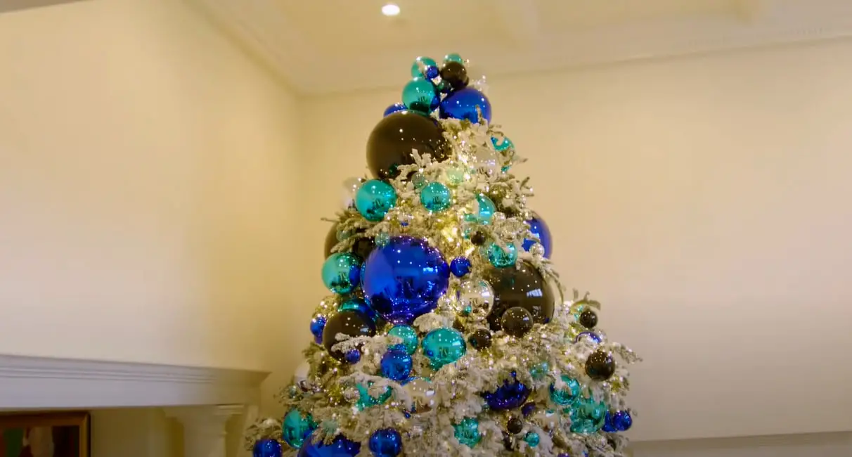 Steve Harvey's Christmas decorations from a video dated December 15, 2018 | Source: youtube.com/@SteveHarvey