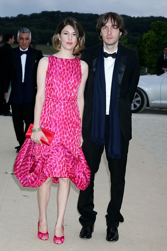 Sofia Coppola and Thomas Mars, at Dior Haute-Couture Fall-Winter 2007-2008 Fashion Show at Orangerie in Versailles, France on July 02, 2007 | Photo : Getty Images