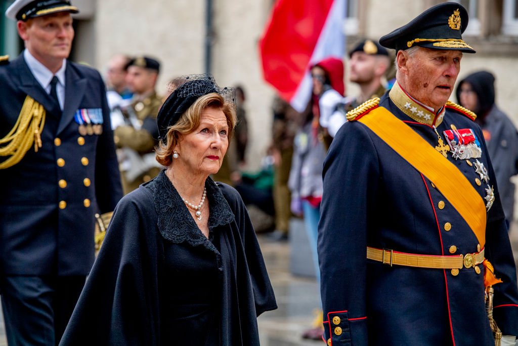 El rey Harald de Noruega y la reina Sonja de Noruega en el funeral del Gran Duque Jean de Luxemburgo el 4 de mayo de 2019. | Foto: Getty Images.