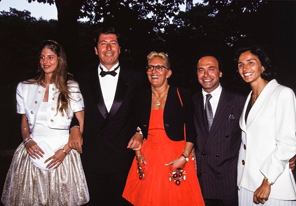 Patrick Balkany avec son épouse lsabelle et leur fille Vanessa. |Photo : via Getty Images. Patrick Balkany avec son épouse lsabelle et leur fille Vanessa. |Photo : via Getty Images.