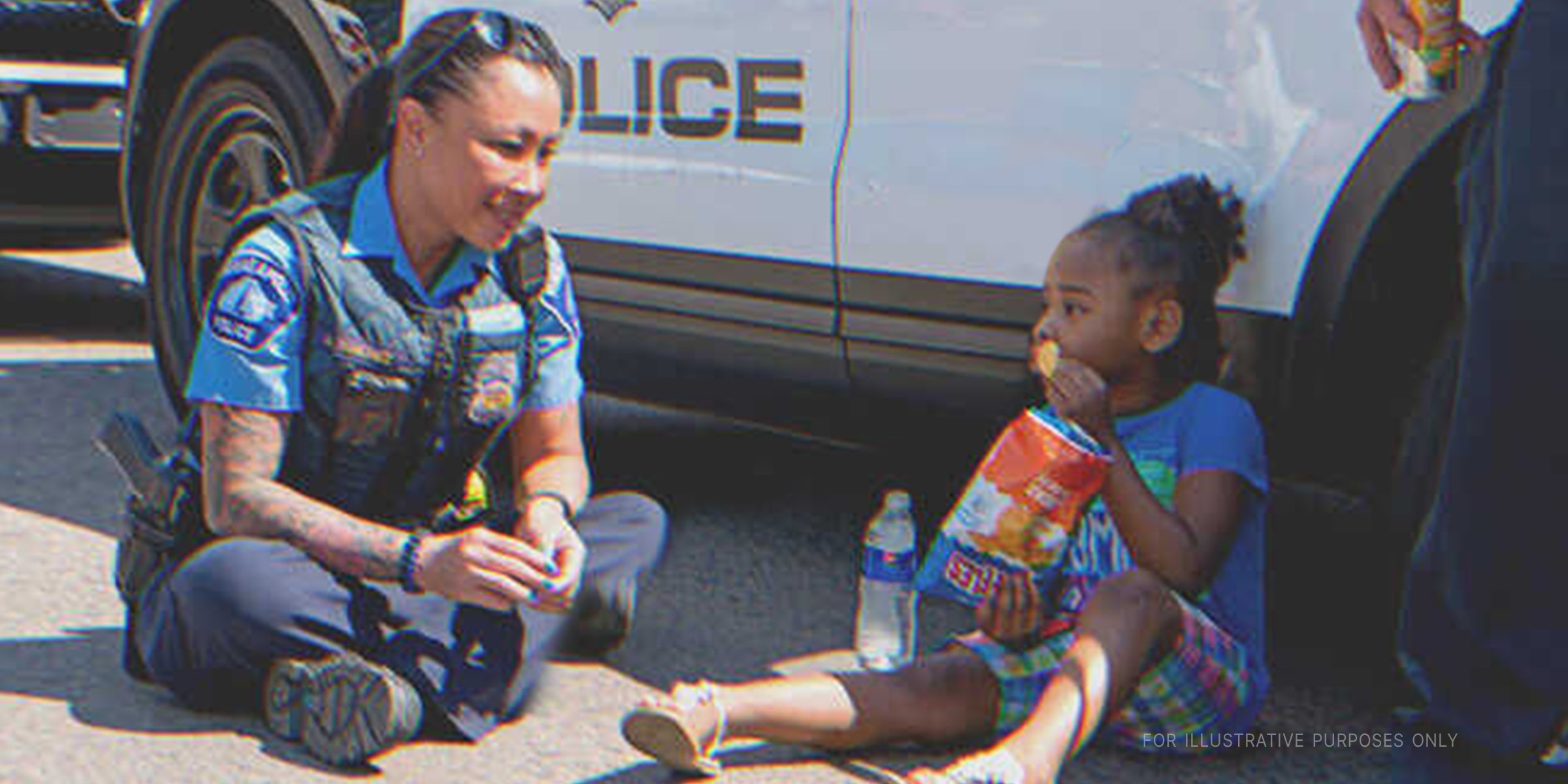 Female cop with a little girl | Source: Shutterstock