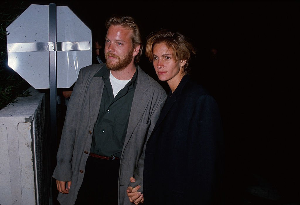 Pictured: Actors Kiefer Sutherland and Julia Roberts in Los Angeles circa 1990 | Photo: Getty Images