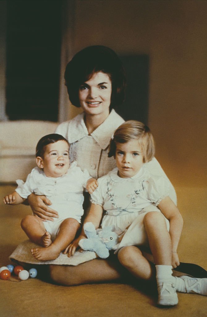 First Lady of the United States, Jackie Kennedy posed with her children John Fitzgerald Kennedy Jr. and Caroline Bouvier Kennedy circa 1961. | Source: Getty Images