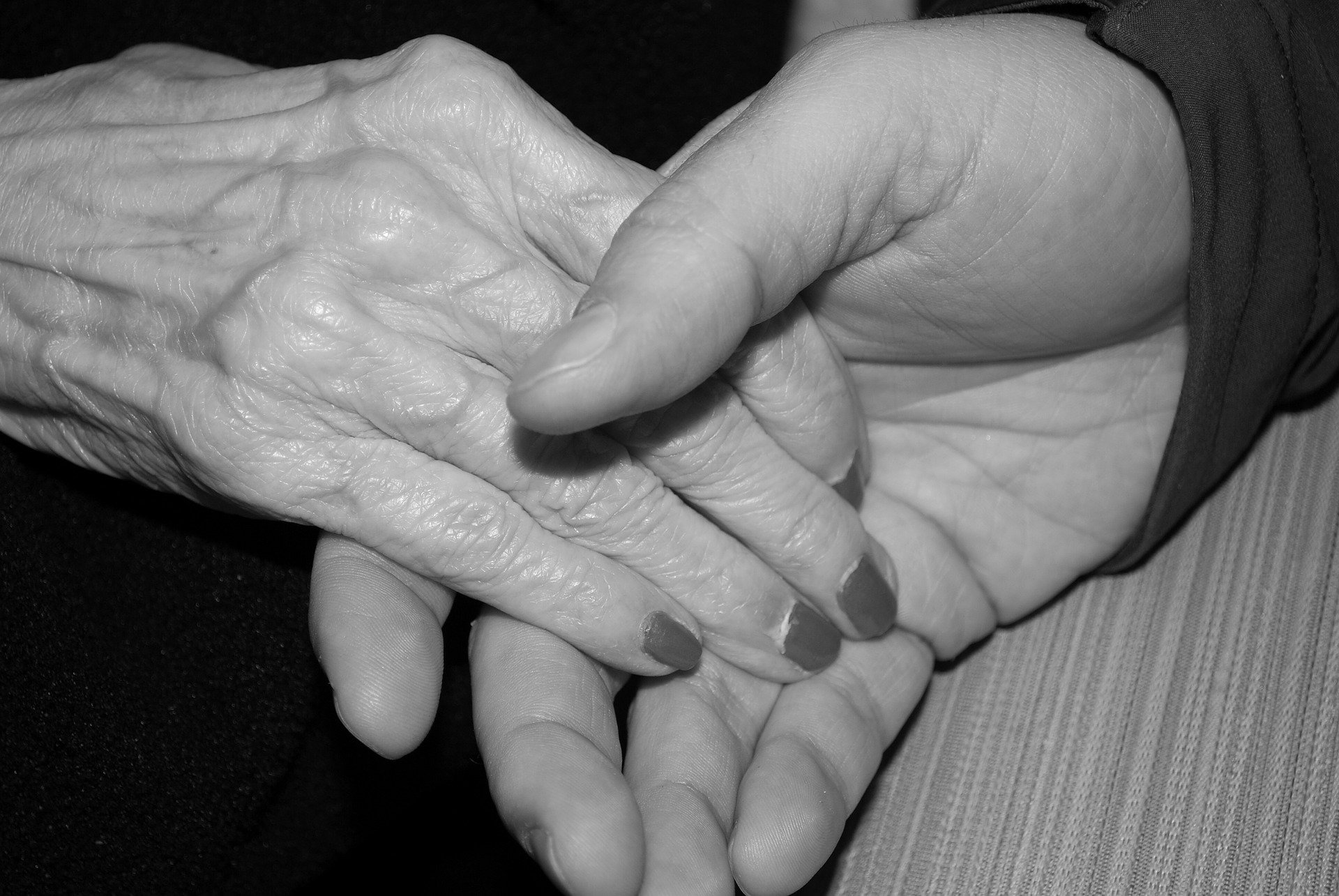 Elderly couple holding hands | Source: Pixabay/ Gaertringen 