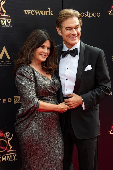 Dr. Oz and wife Lisa attend the Entertainment Studios Daytime Emmies 2019 on May 05, 2019 in Pasadena, California | Photo: Getty Images