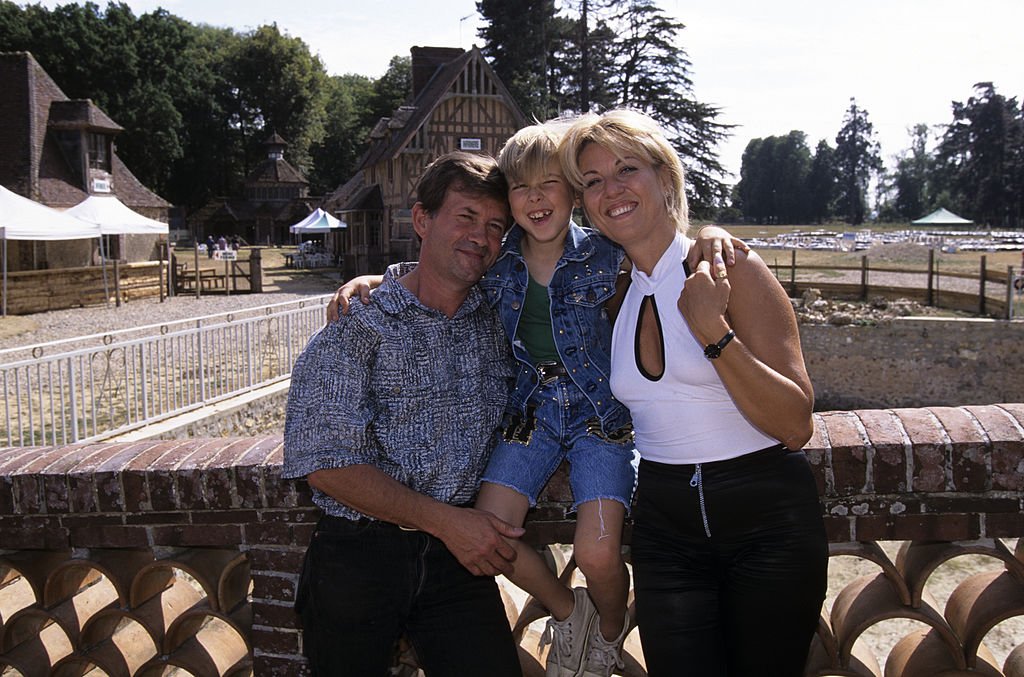 Jordy Lemoine entouré de ses parent Patricia et Claude Lemoine | source : Getty Images