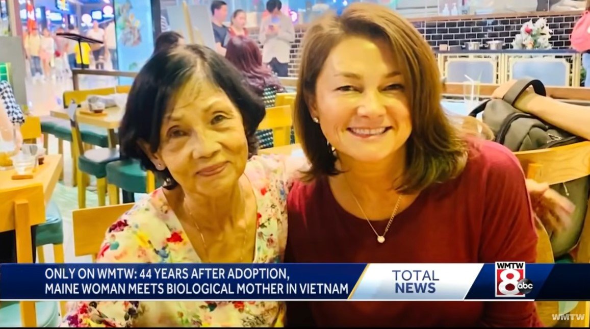 Bild von Nguyen Thi Dep und ihrer Tochter Leigh Small nach 44 Jahren wiedervereint | Quelle: Youtube/WMTW-TV