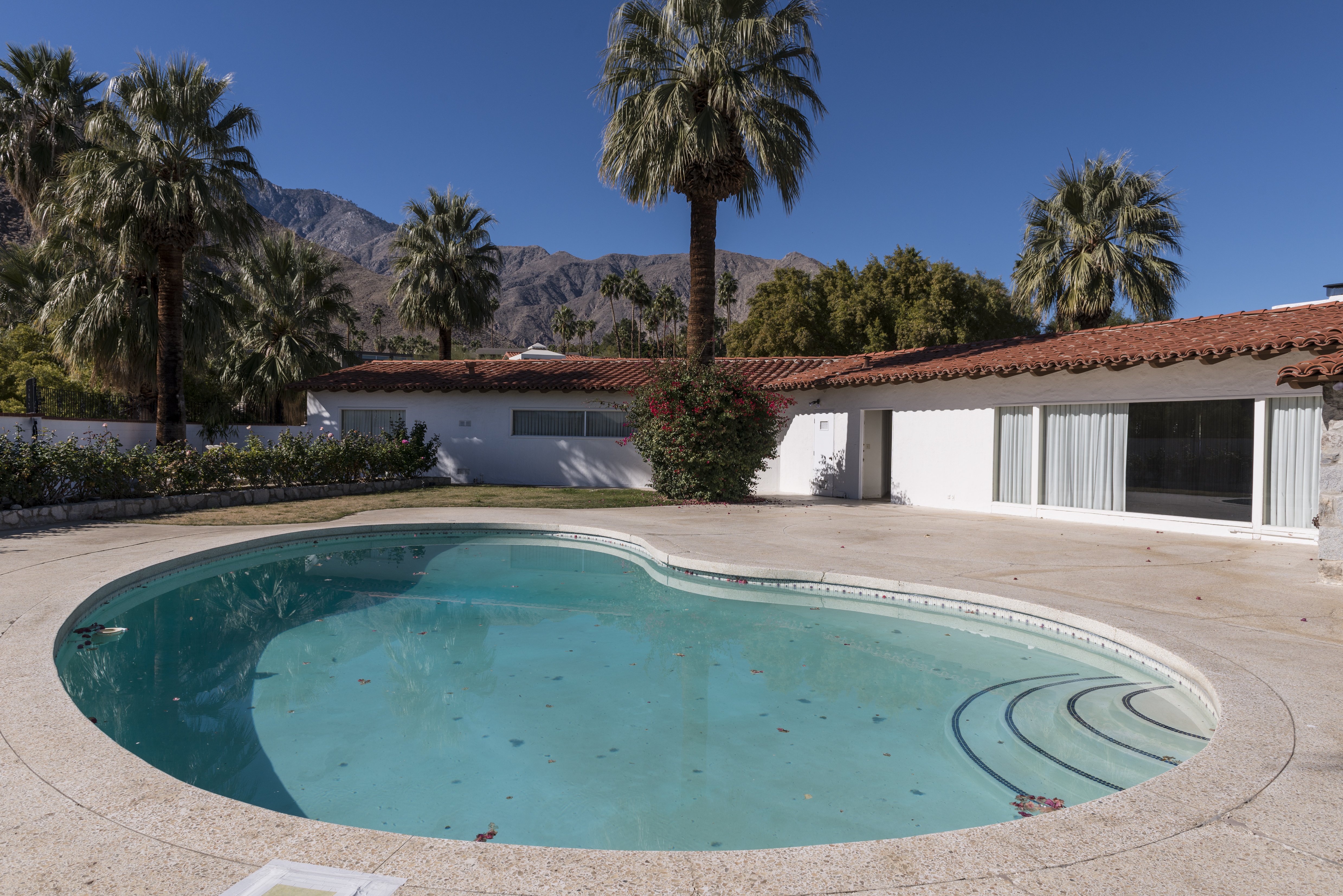  Pool view of a house in Palm Springs, California, one of only two homes to be owned by singer Elvis Presley | Photo: Getty Images