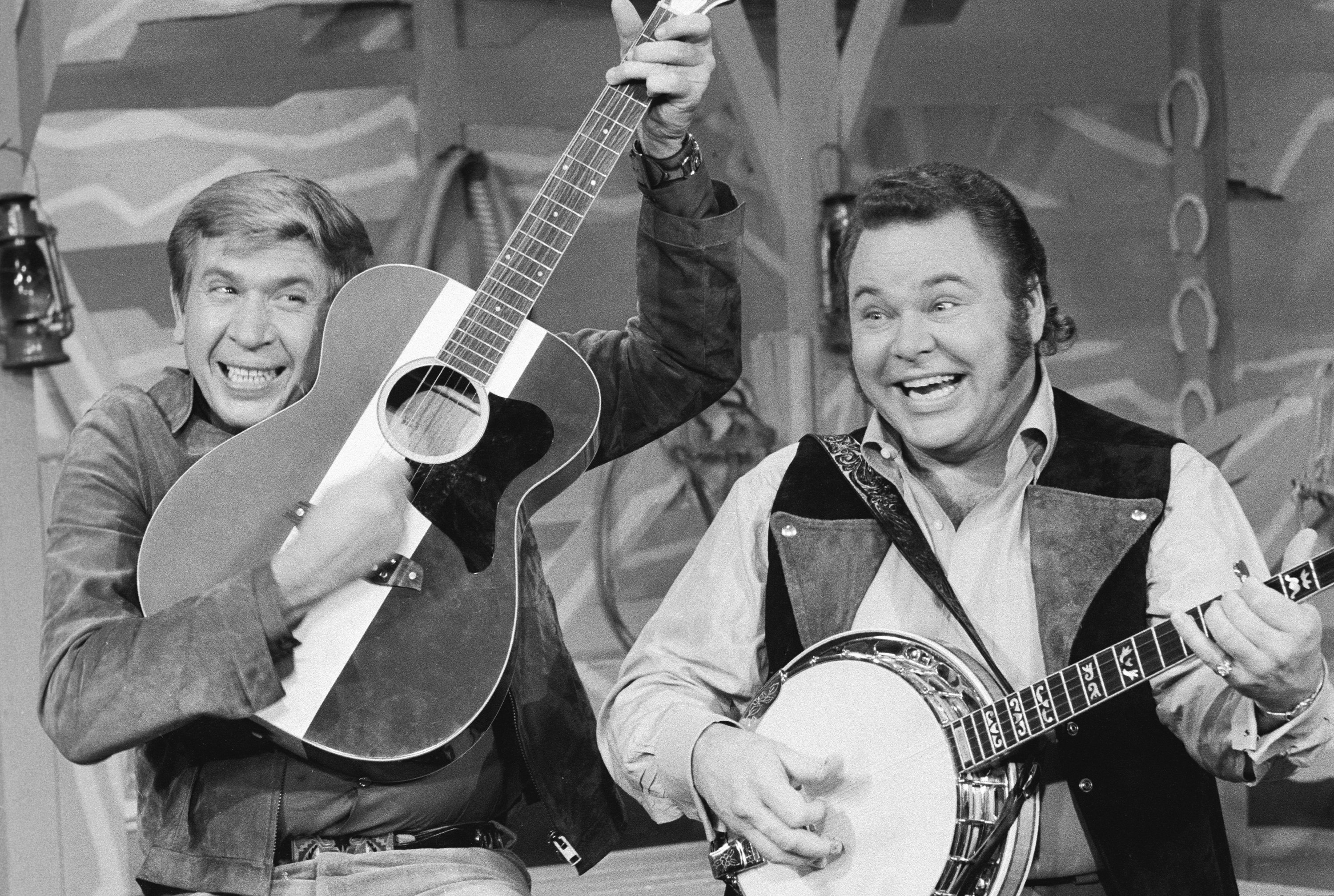 Buck Owens on the left and Roy Clark on the right on "Hee Haw" in 1970 | Photo: CBS via Getty Images
