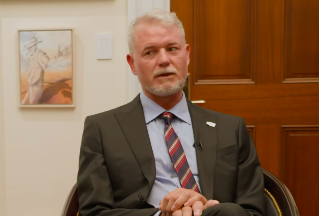 Eric Dane speaking to California Congressman Eric Swalwell about the fight against ALS, posted on September 30, 2025. | Source: TikTok/@swalwelleric