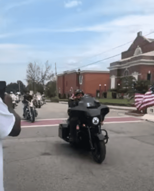 1000s of bikers escort a youngster's hearse to the graveyard in a bid to pay their respects | Photo: Youtube/Biker Dad 