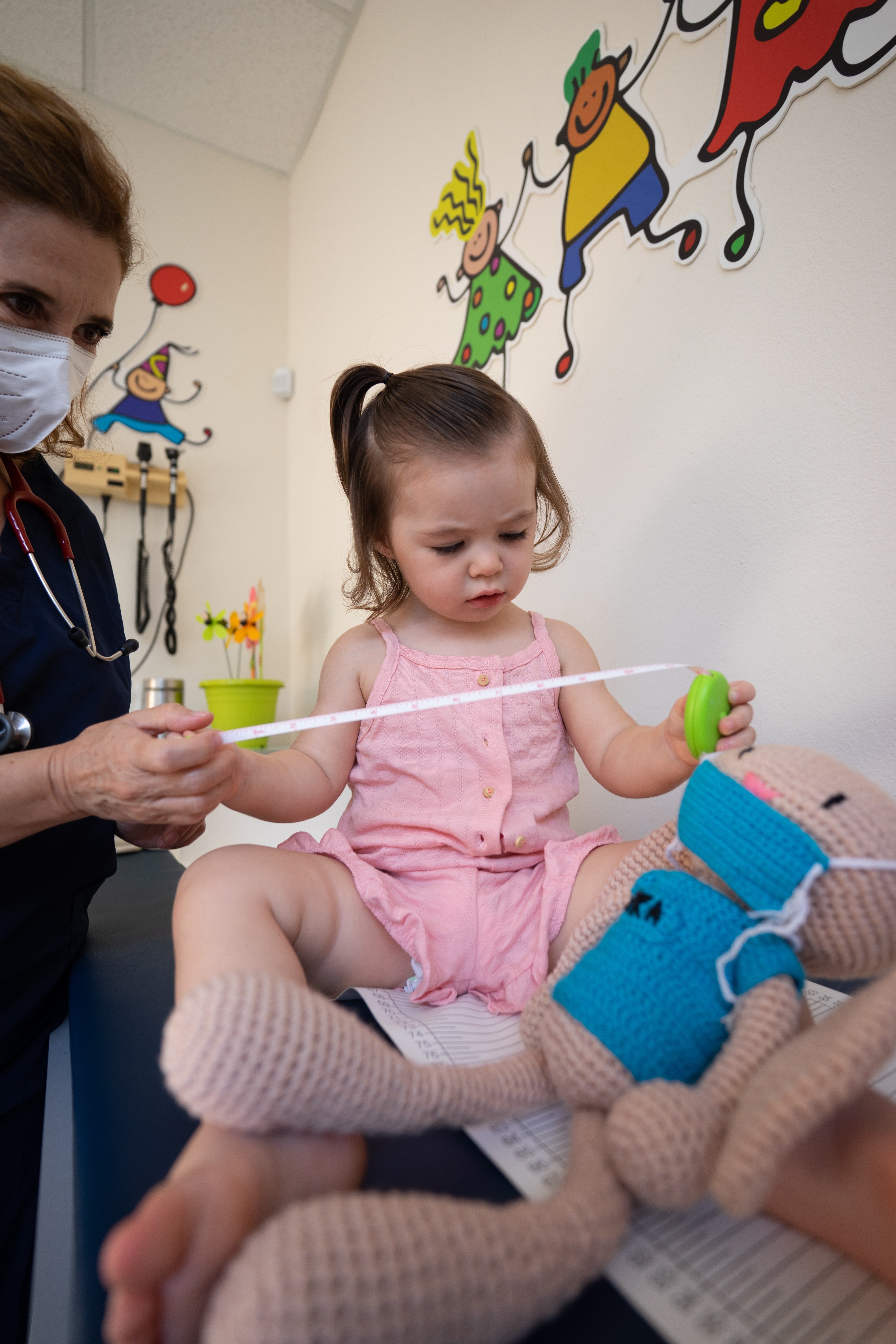 Enfermera cuidando a una niña. | Foto: Pexels