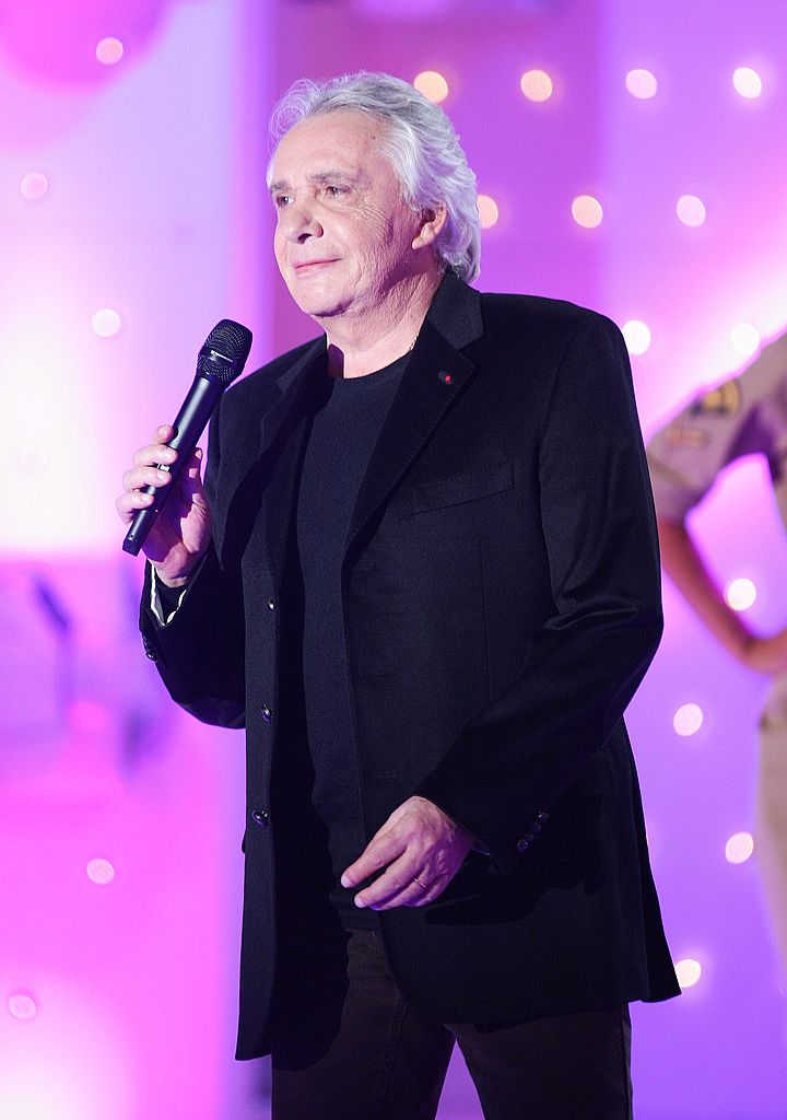Michel Sardou se produit sur l'émission de télévision Vivement Dimanche. | Photo : Getty Images