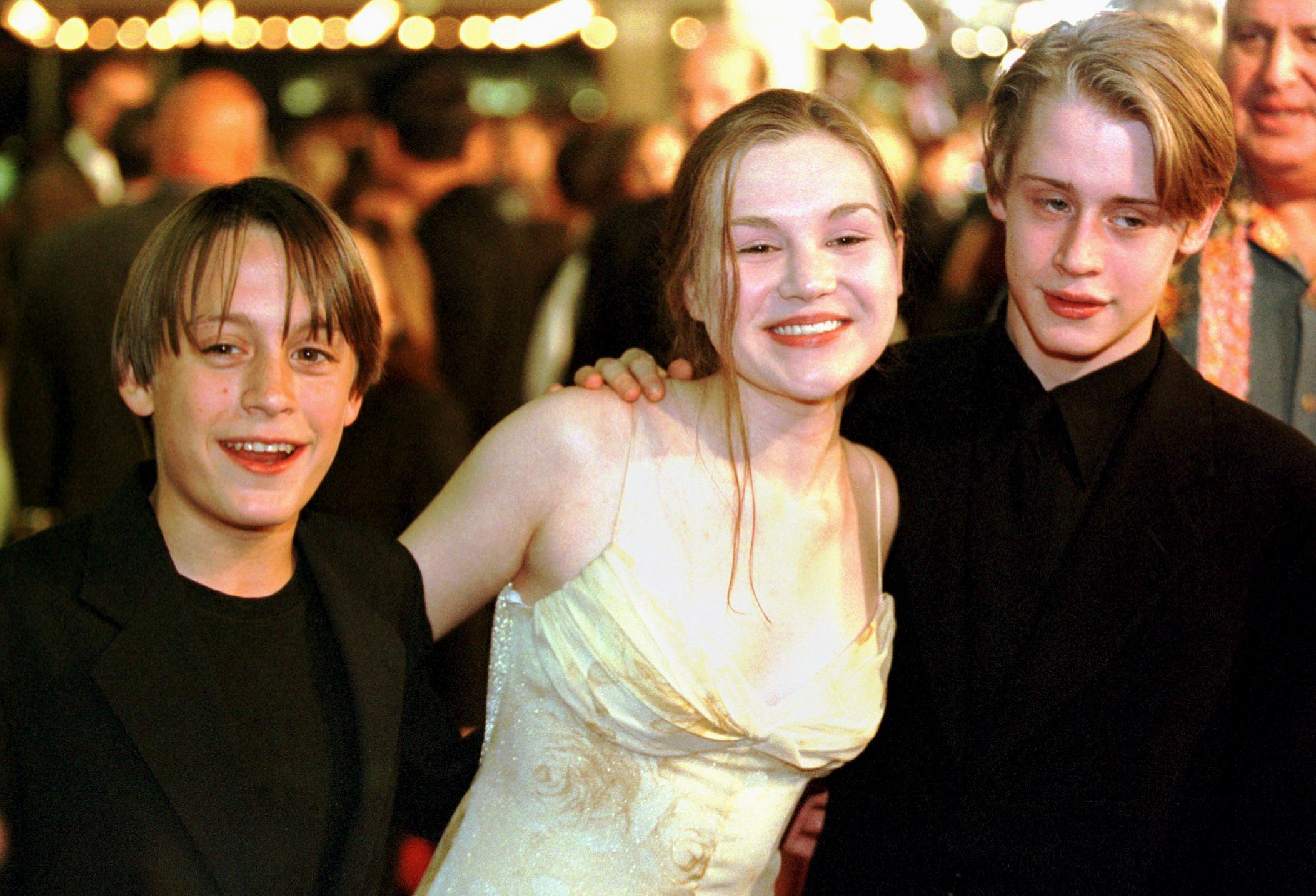 Kieran Culkin and Macaulay Culkin with actress Rachel Minor at the premiere of the new Miramax film "The Mighty," at the Cineplex Odeon Theater in Century City, California. | Source: Getty Images