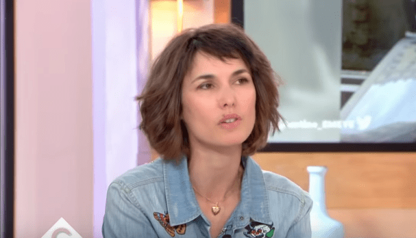 Églantine Eméyé se confie à Anne-Elisabeth Lemoinedans "C à vous" du 7 mai 2019. | Youtube/C à vous
