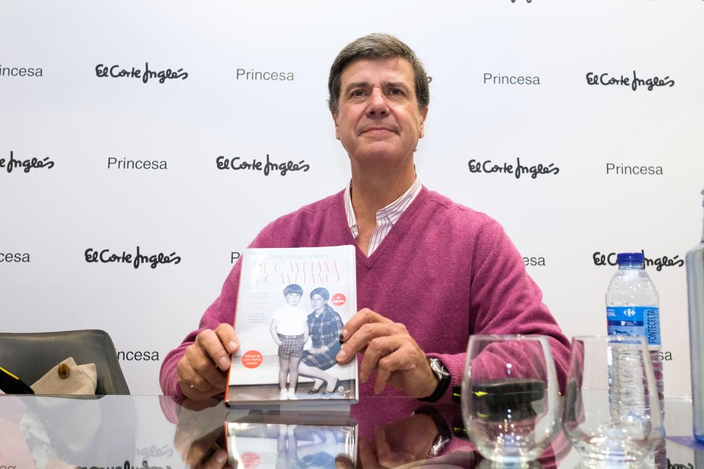 Cayetano Martínez de Irujo firmando su libro 'De Cayetana a Cayetano'. | Foto: Getty Images Cayetano Martínez de Irujo firmando su libro 'De Cayetana a Cayetano'. | Foto: Getty Images