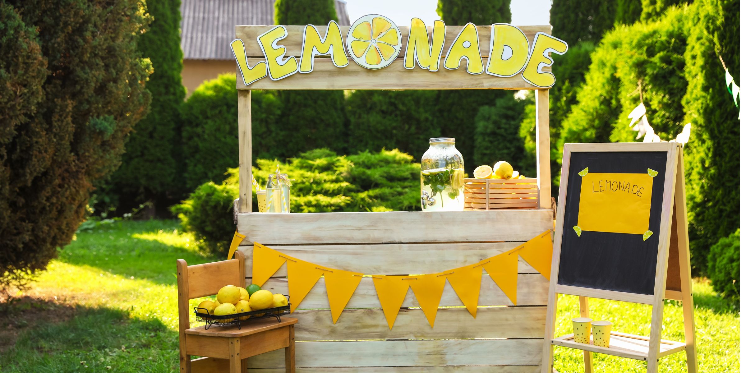 A lemonade stand placed in a garden | Source: Shutterstock