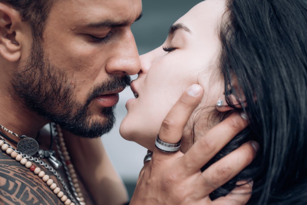 Beso sensual de pareja. | Fuente: Shutterstock Beso sensual de pareja. | Fuente: Shutterstock