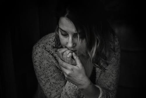 Une jeune femme pensive | Photo: Pexels Une jeune femme pensive | Photo: Pexels