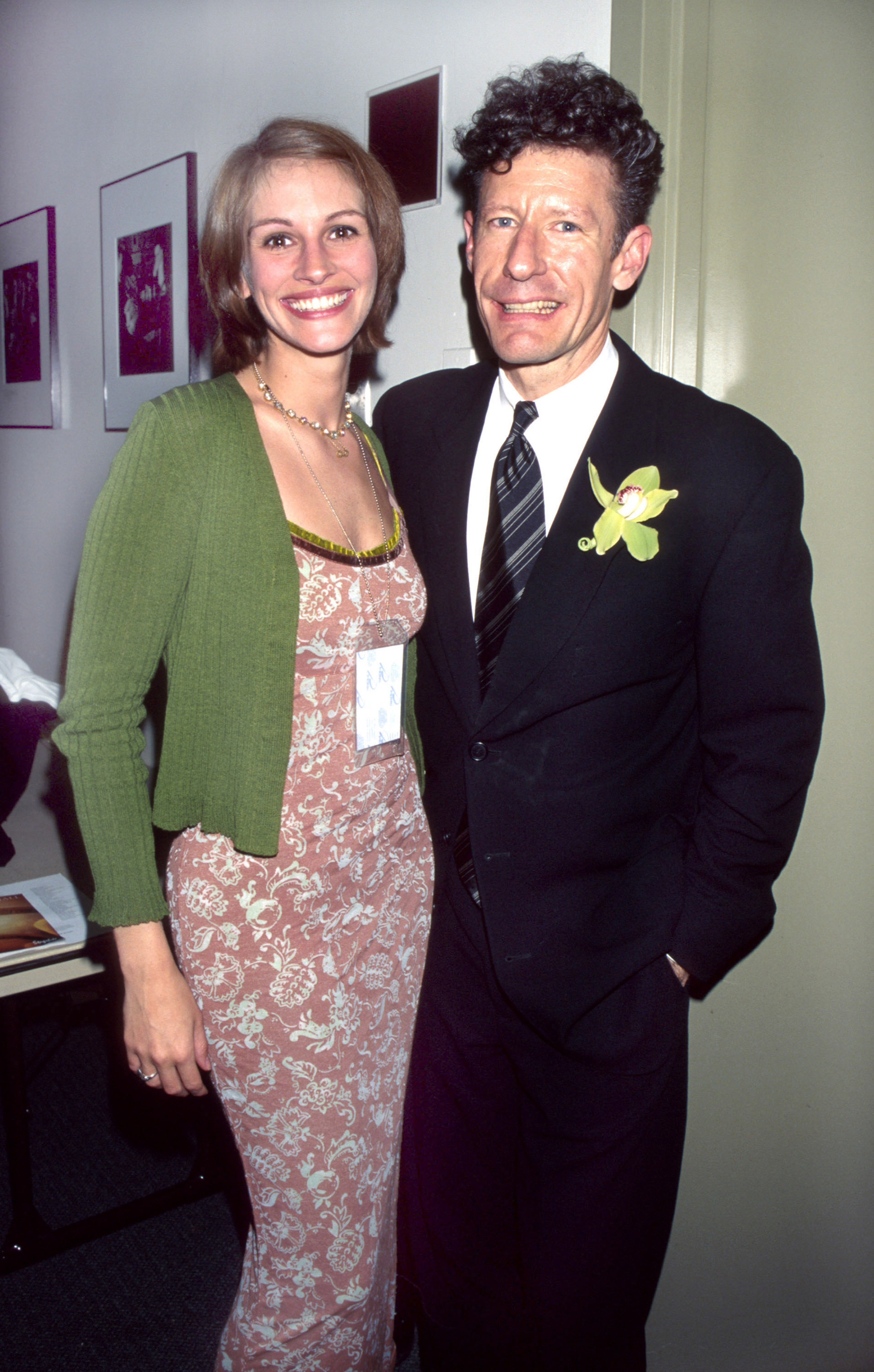 Julia Roberts and Lyle Lovett at the Rainforest Foundation Benefit Concert on April 30, 1997, in New York | Source: Getty Images
