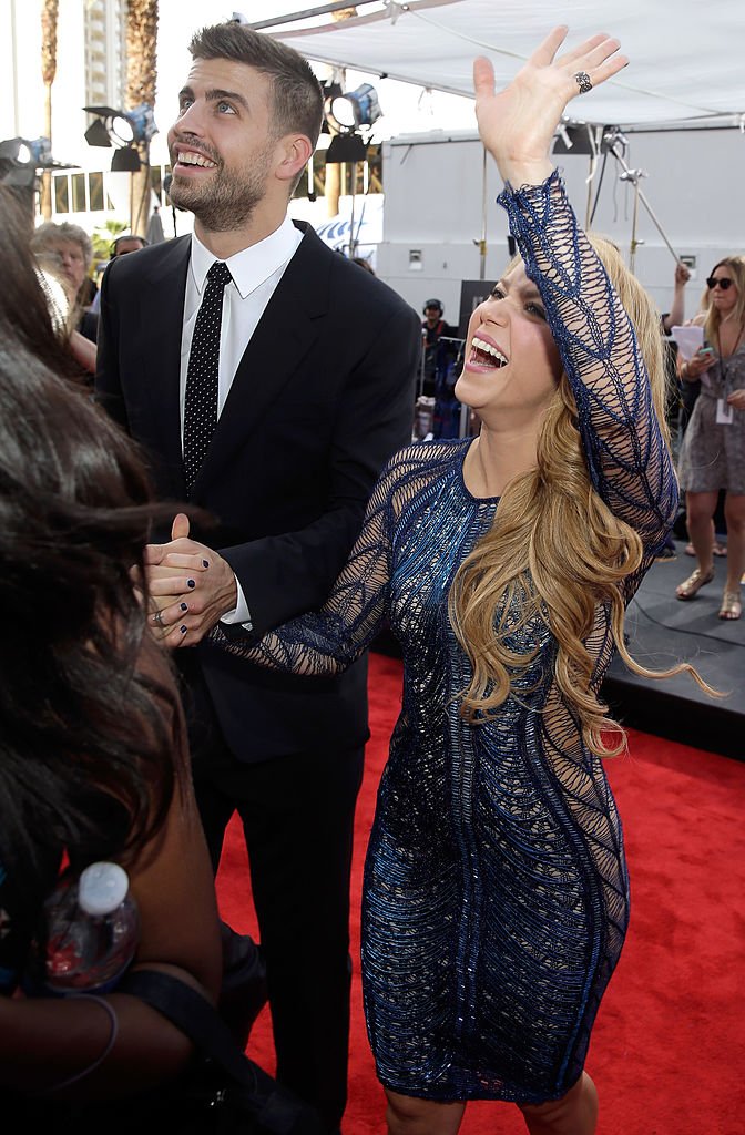 Piqué y Shakira saludando al público. | Fuente: Getty Images