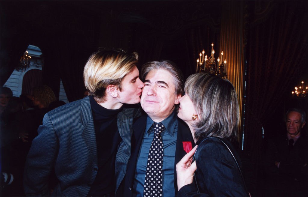 Serge Lama entouré de son fils Frédéric et de sa femme Michèle lors de la cérémonie qui le fit Chevalier de Légion d'Honneur le 14 avril 2000 à Paris, France. | Photo : Getty Images