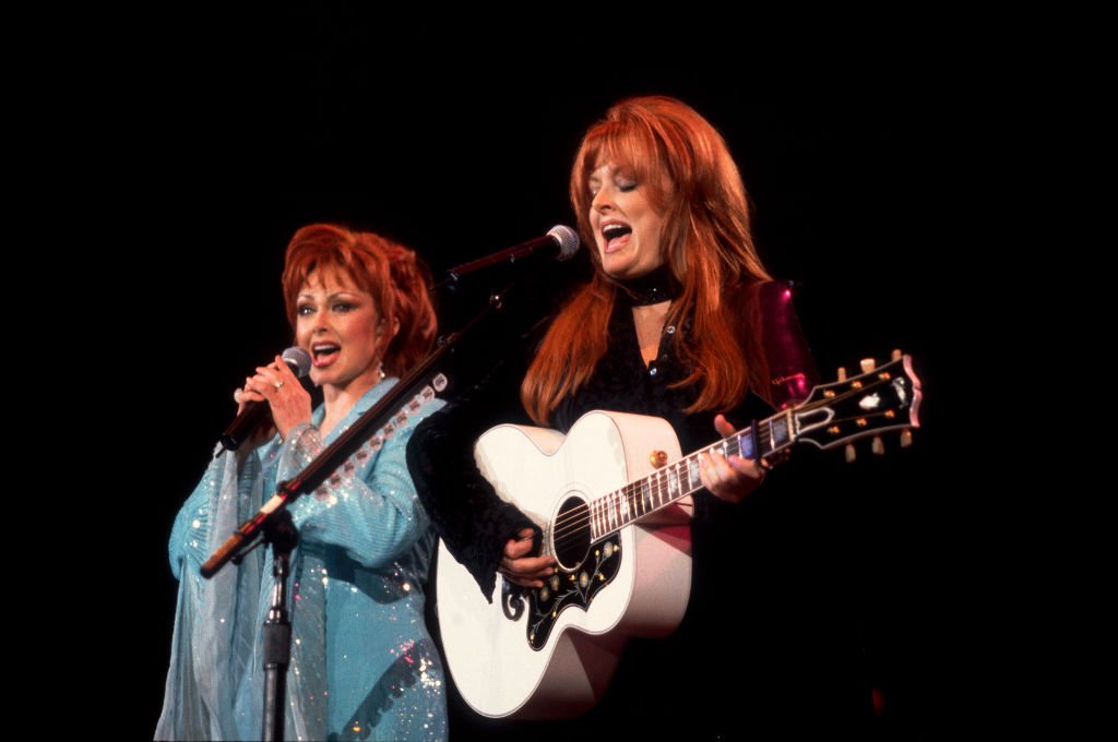 Naomi Judd and her daughter Wynonna perform onstage at the Rosemont Horizon in Rosemont, Illinois, February 1, 1991 | Source: Getty Images