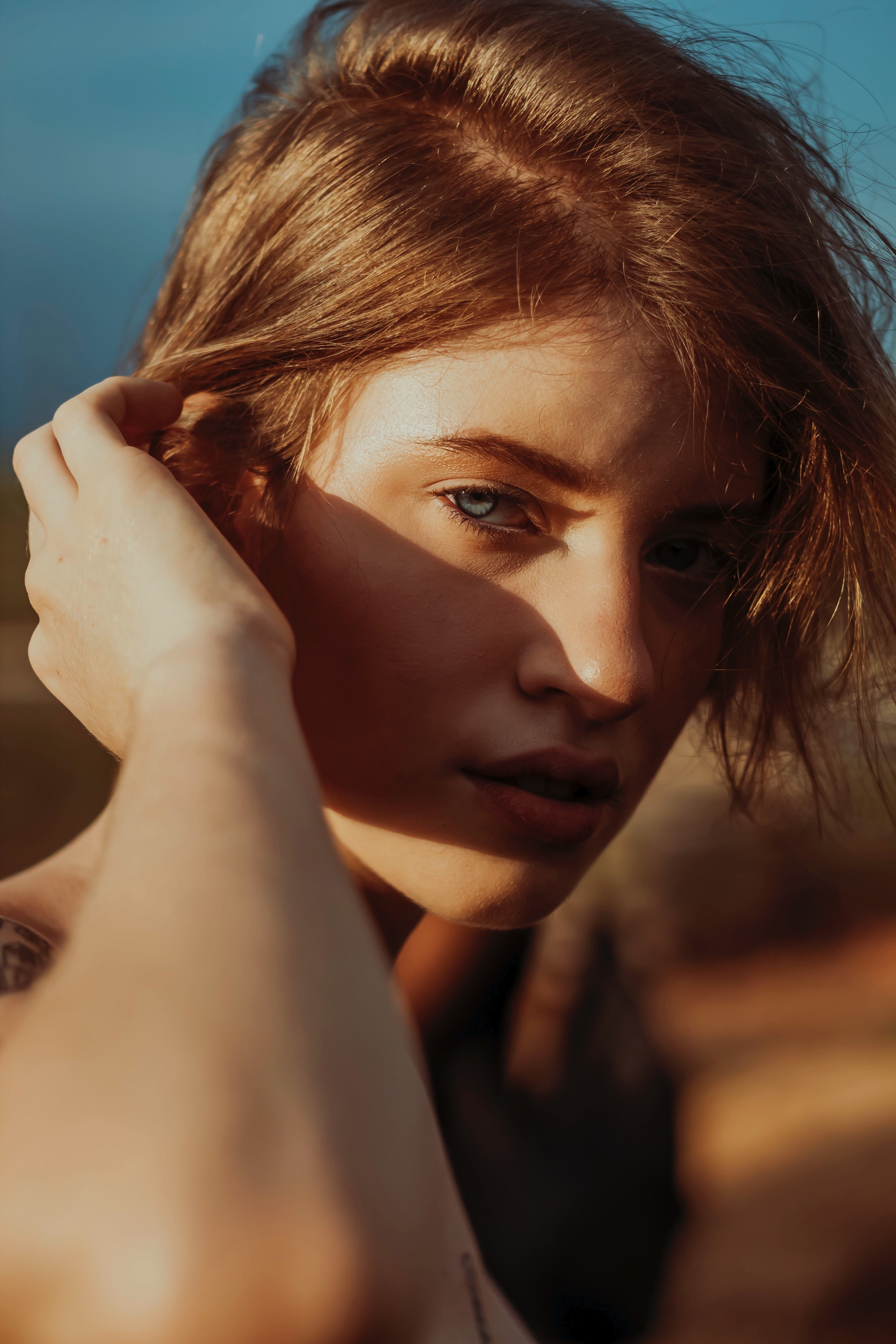 Une femme aux cheveux sèches. | Photo : Pexels