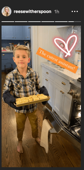 Photo of Reese Witherspoon’s son Tennessee James Toth helping her in the kitchen on November 26, 2020 | Photo: Instagram Story/reesewitherspoon