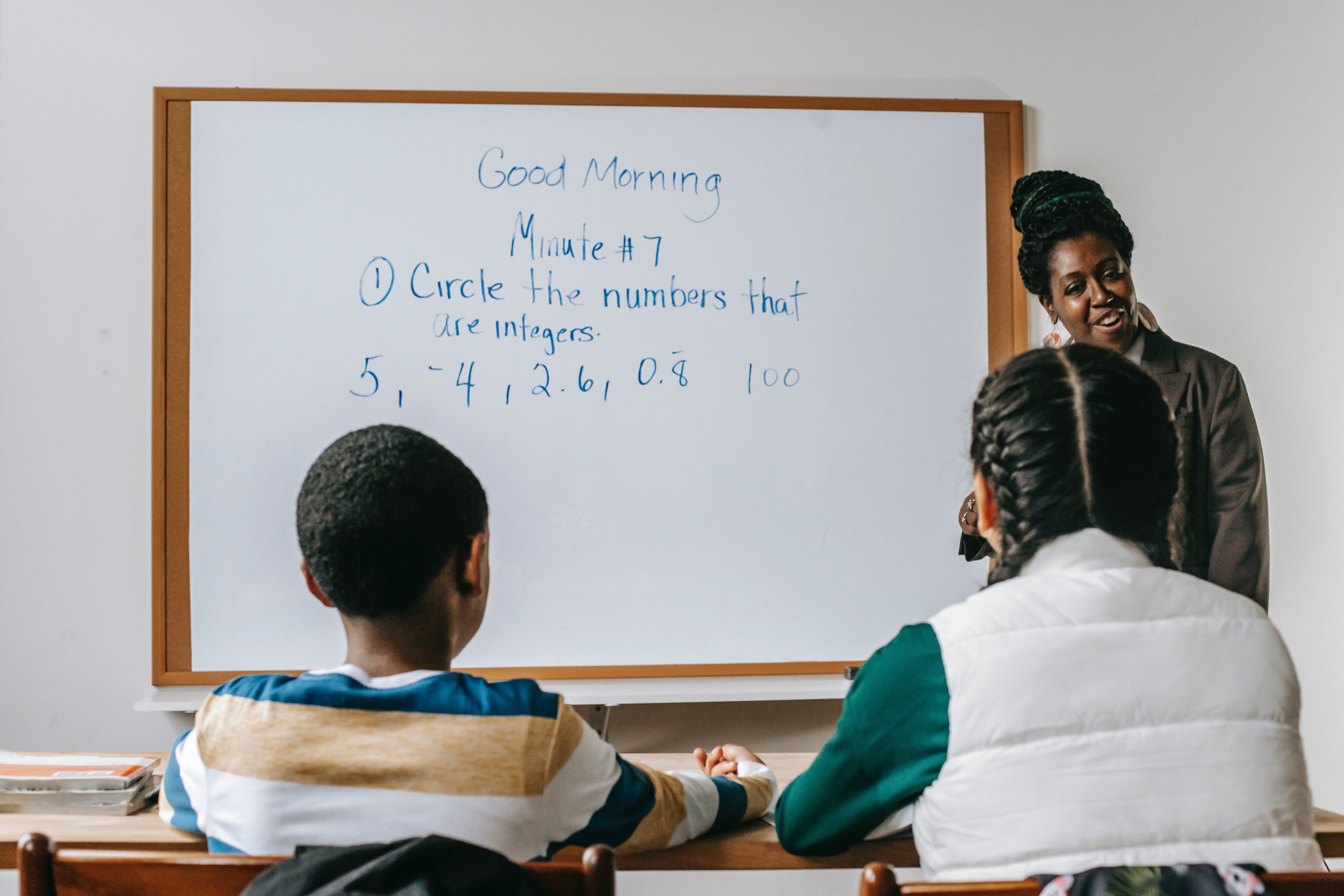 Eine Lehrerin unterrichtet ihre Schüler. | Quelle: Pexels