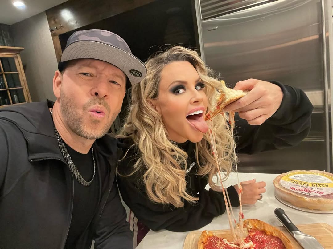 Donnie Wahlberg and Jenny McCarthy from a post dated December 2, 2022. | Source: Instagram/donniewahlberg