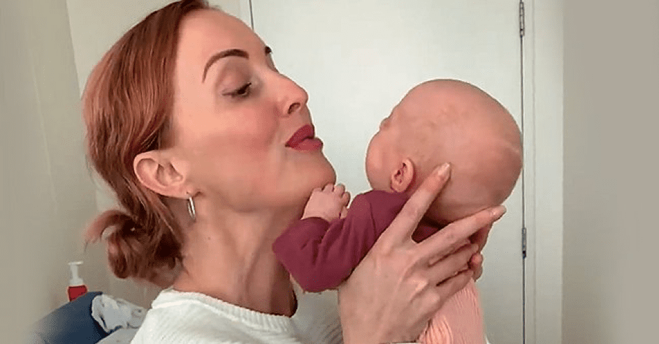 Karyn hält ihre neugeborene Tochter Billi Ra. | Quelle: Facebook.com/karyn.louise1