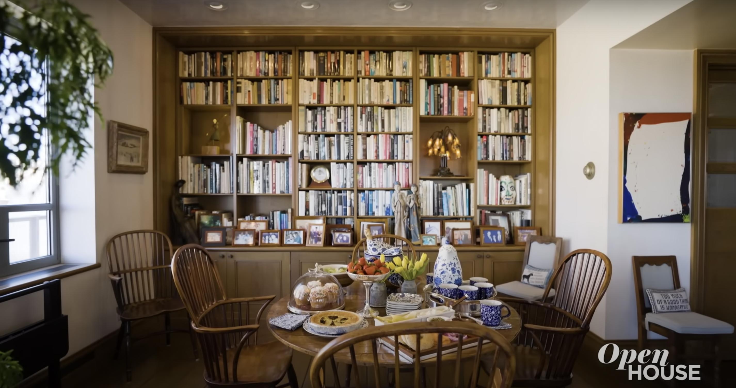 The dining nook in Marlo Thomas and Phil Donahue's home library. | Source: YouTube/Open House TV