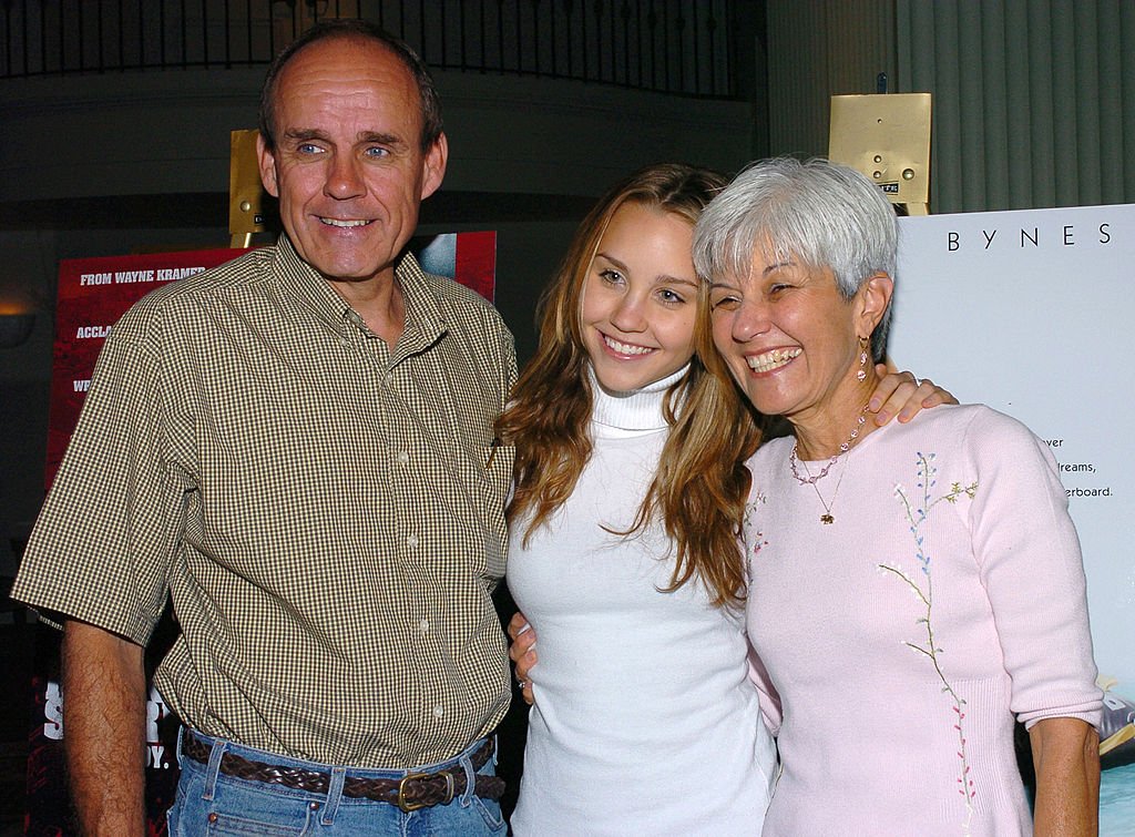 Amanda Bynes with parents Rick and Lynn Bynes, November 2004 | Source: Getty Images