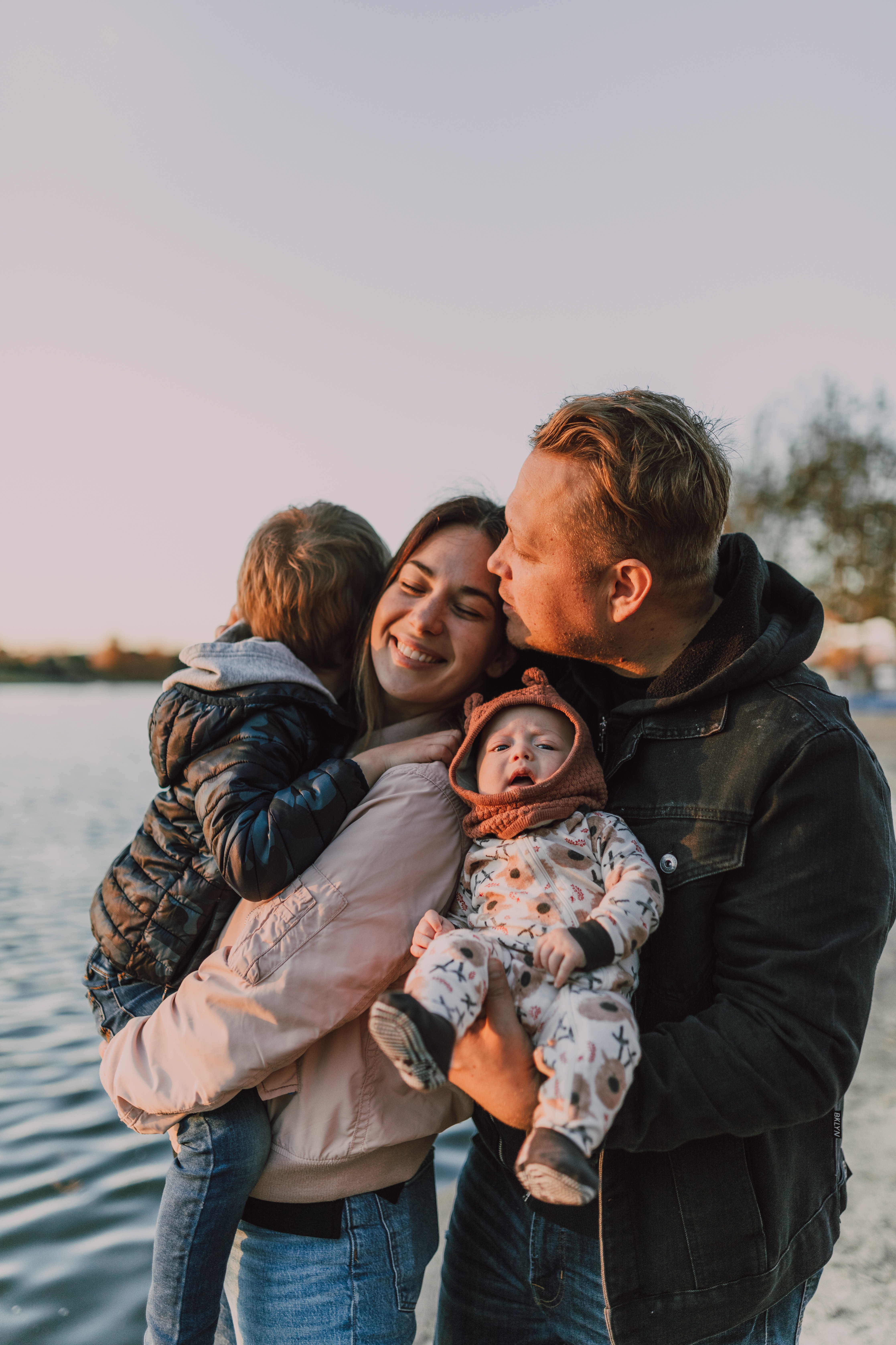 A couple with two children outdoors | Source: Pexels