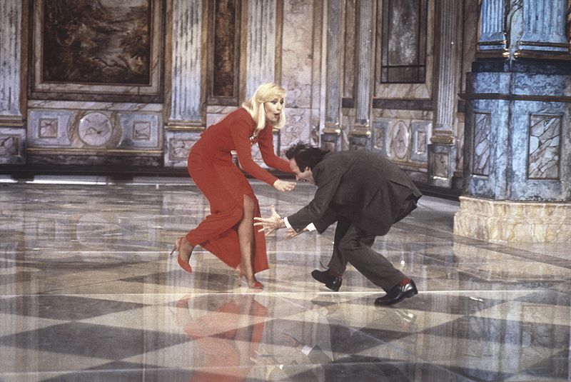 Raffaella Carrà con el actor Roberto Benigni durante la duodécima edición del programa Fantastico TV. Roma, Teatro delle Vittorie, 19 octubre de 1991. | Imagen: Wikipedia Raffaella Carrà con el actor Roberto Benigni durante la duodécima edición del programa Fantastico TV. Roma, Teatro delle Vittorie, 19 octubre de 1991. | Imagen: Wikipedia