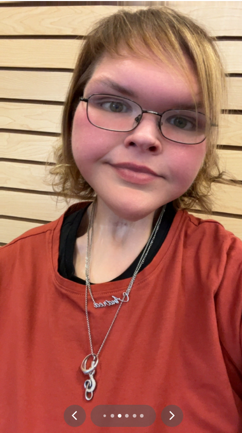 Tammy Slaton wears a burgundy T-shirt as she takes a selfie, from a video post dated July 21, 2025 | Source: TikTok/tammy.l.slaton