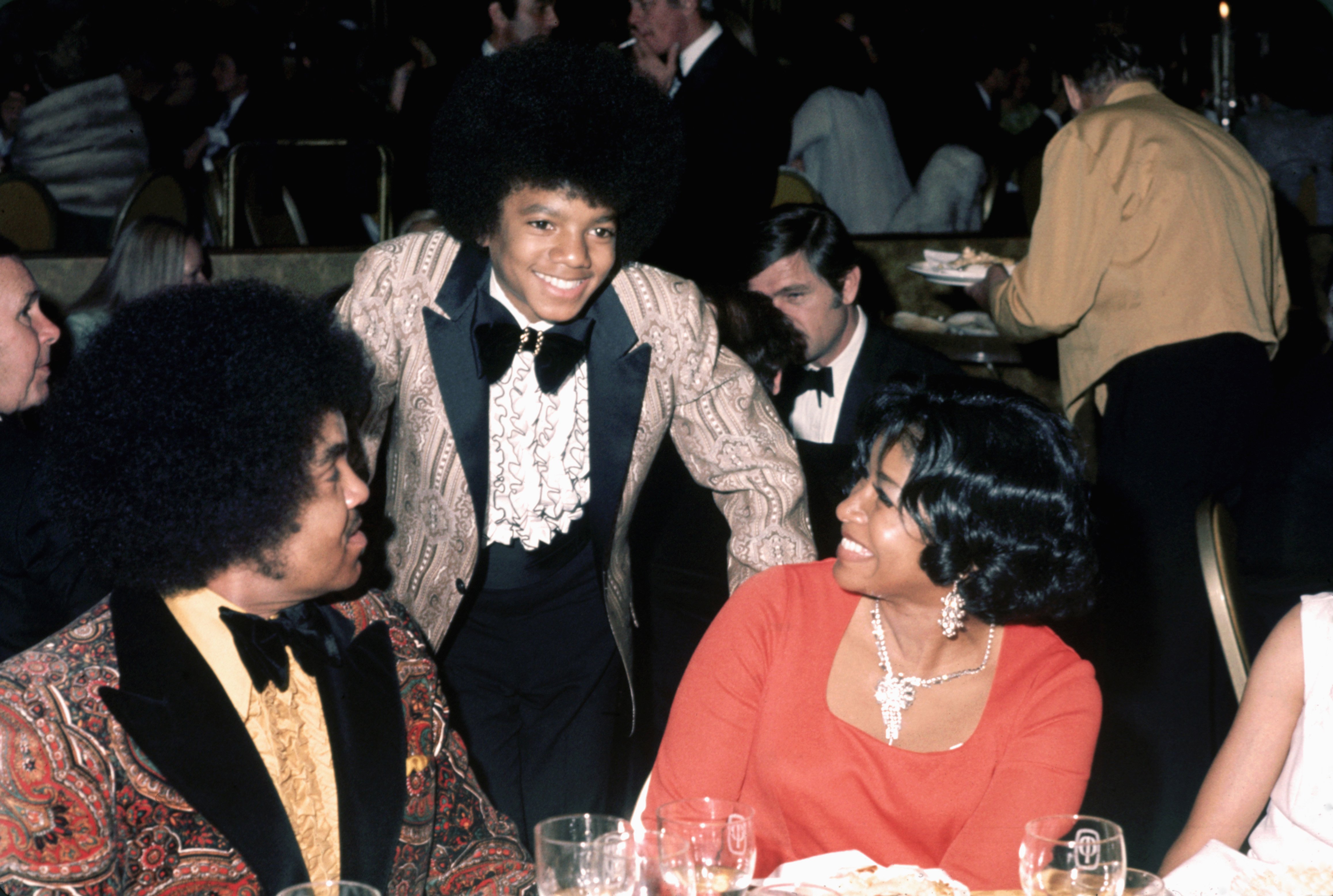 Michael Jackson with his parents, Katherine and Joseph, at the Golden Globes Awards in Los Angeles, in 1973. | Source: Getty Images