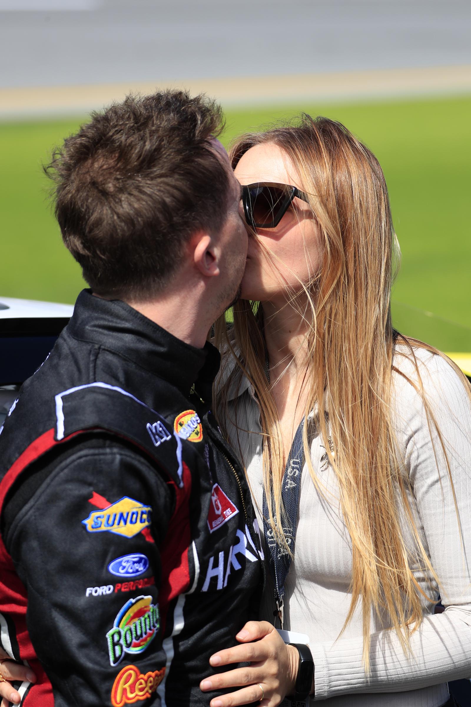 The actor kissing his wife on February 18, 2023, in Daytona Beach, Florida | Source: Getty Images