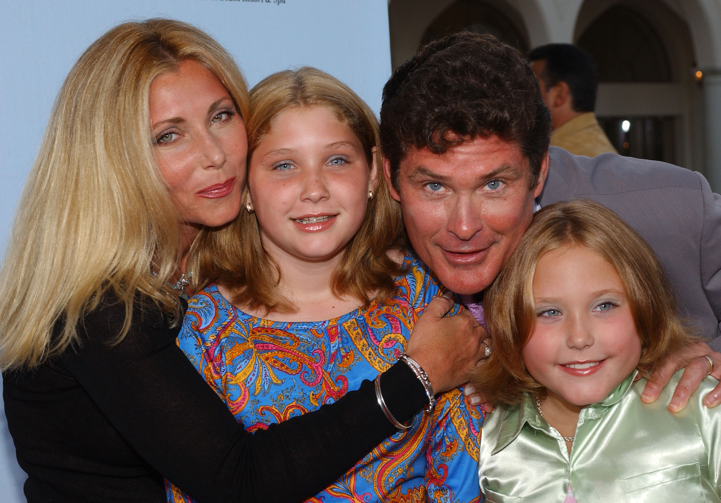 David Hasselhoff and Pamela Bach with their daughters Hayley and Taylor in Dana Point in 2001 | Source: Getty Images