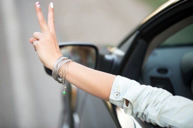 Chica sacando brazo desde ventana del coche. |Imagen: Freepik Chica sacando brazo desde ventana del coche. |Imagen: Freepik