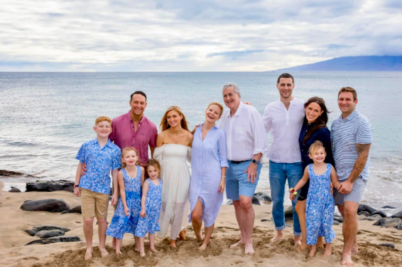 Ryan and Emily Jennings posing for a photo on the beach with their family. | Source: GoFundMe/Support for Emily Jennings & Family